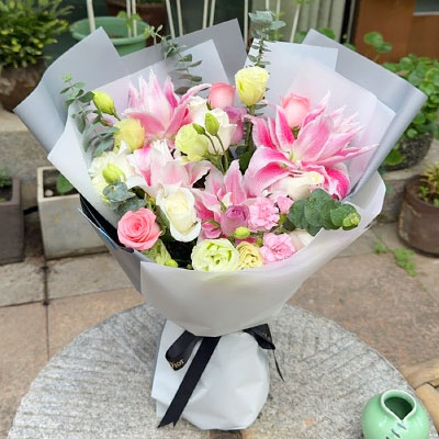 红河9朵玫瑰混搭百合，爱恋纯真无邪