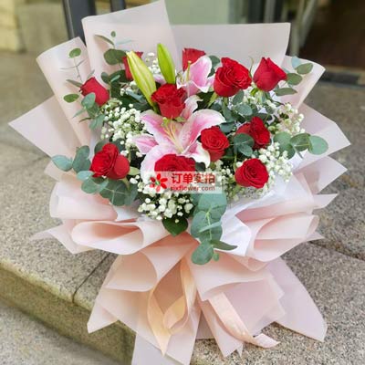 红河11朵红玫瑰百合，全世界里只有一个你